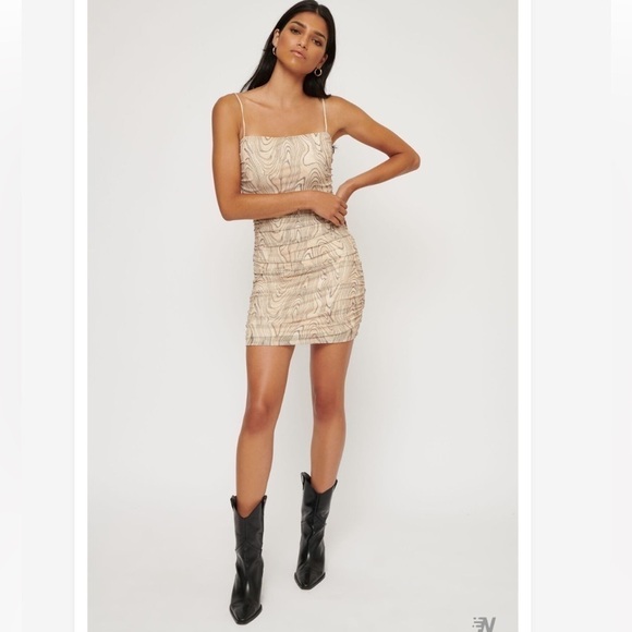 Dynamite Retro Print Ruched Dress - Picture 2 of 15